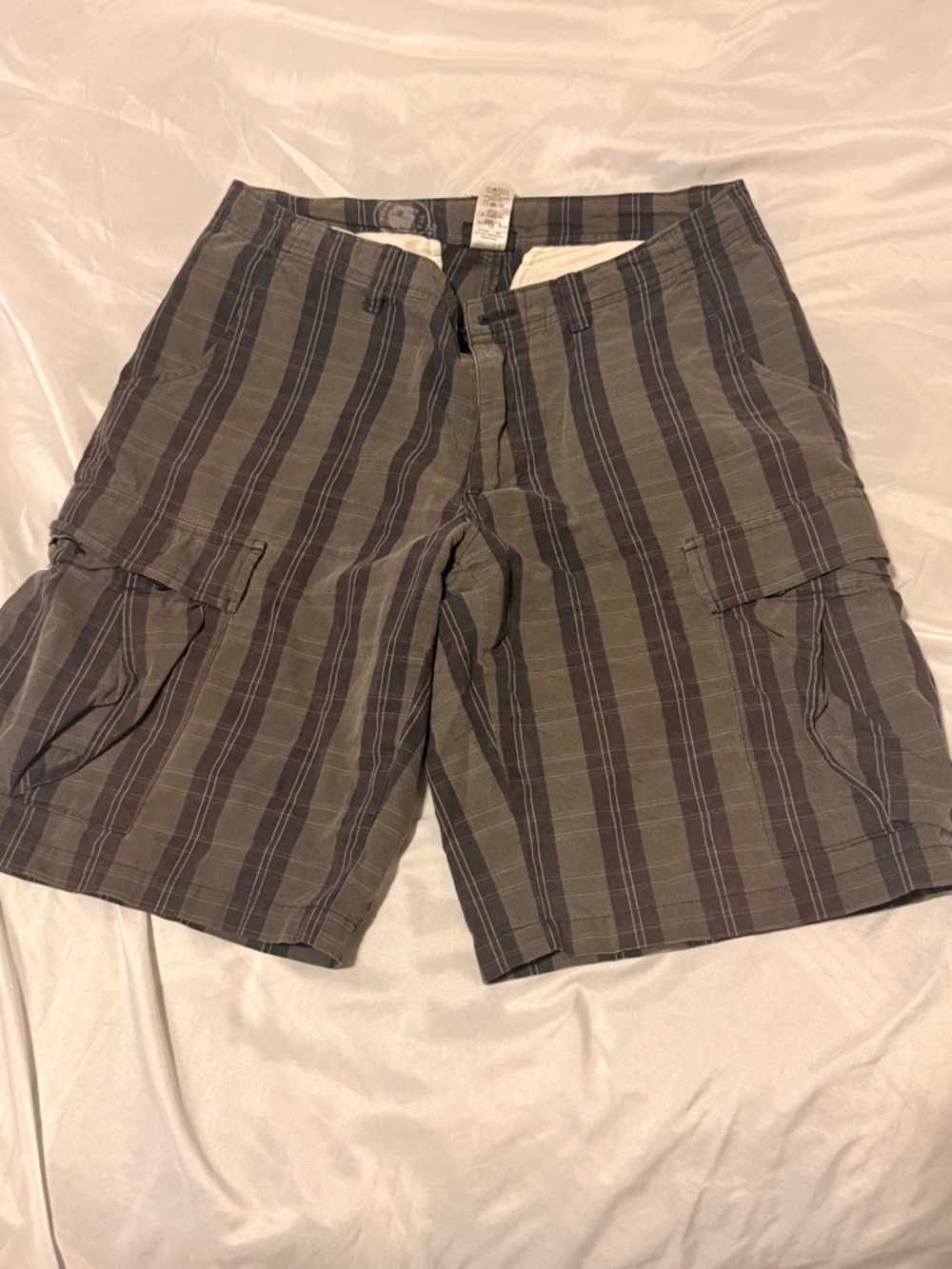 Patagonia men size 30 Men's Striped Cargo Shorts in Brown and Gray